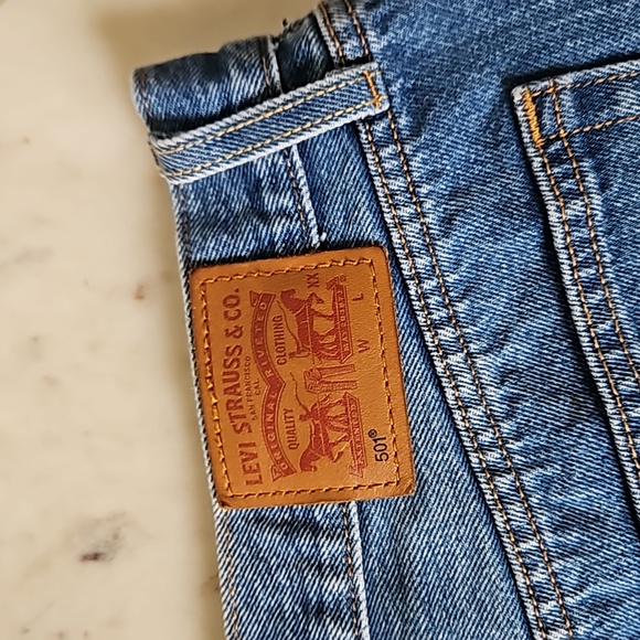 LEVI'S - classic pure cotton 501 jean shorts with rolled hems - Picture 3 of 5